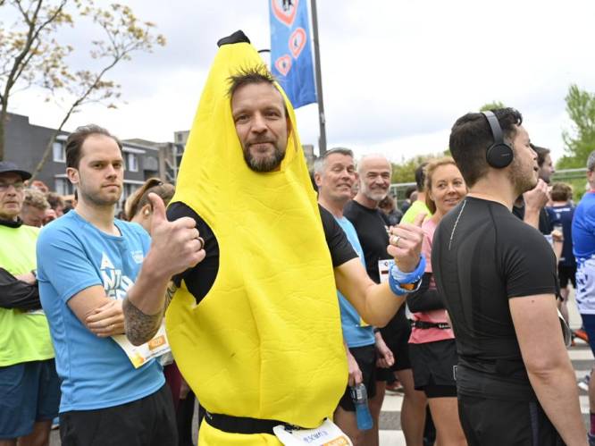 Waarom ‘banaan-man’ Ken (44) de benen uit zijn lijf loopt: “Als twintiger kreeg ik te horen dat ik nooit meer zou kunnen sporten, en zie nu”