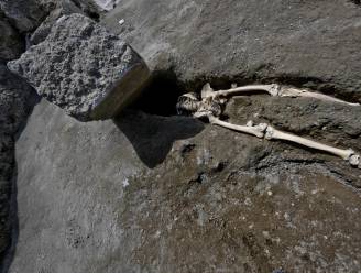 Archeologen stuiten in Pompeii op dramatisch tafereel: skelet van man, onthoofd door steen toen hij zich vergaapte aan vulkaanuitbarsting