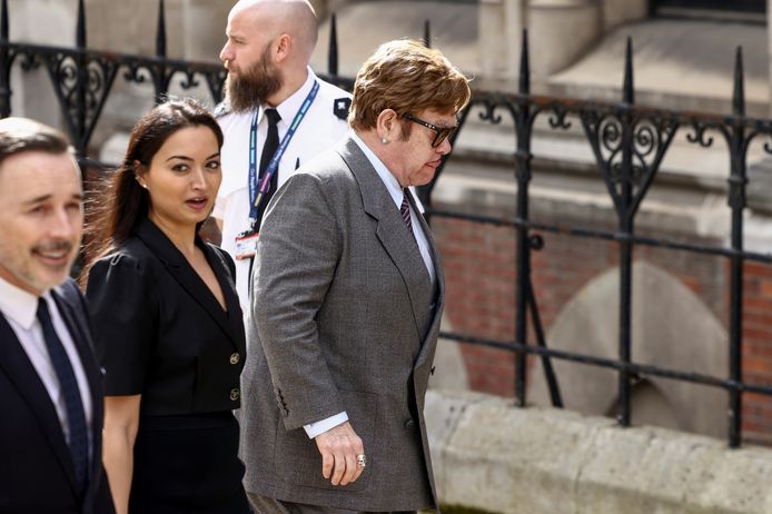Elton John arriveert in de rechtbank.