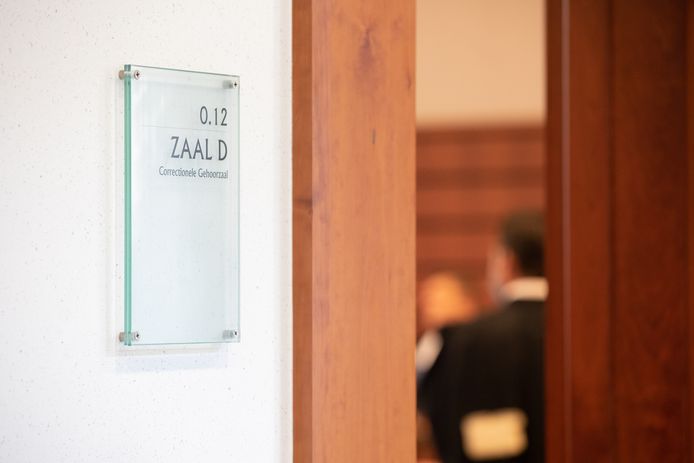 De zeventiger beweerde voor de strafrechtbank in Tongeren dat zijn sigaret een explosie veroorzaakt had in zijn voertuig.