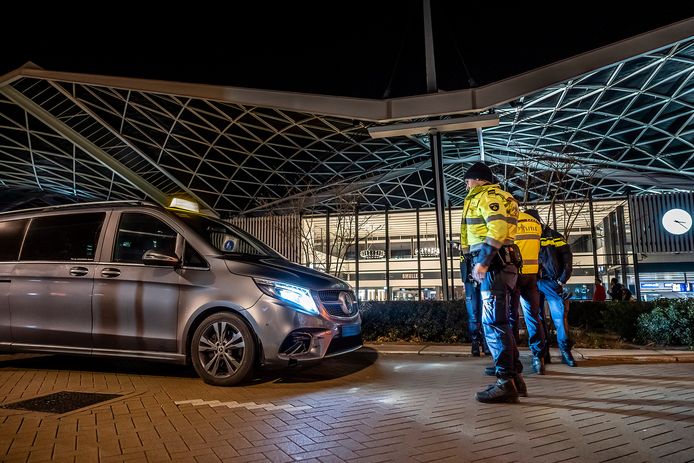Een voetganger in Tilburg raakte vrijdagnacht zwaargewond na een botsing met een taxibus.