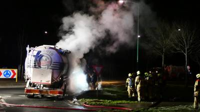 Veevoerwagen in brand op rotonde bij Macharen, voer wordt afgeblust