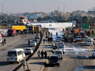 Iraans passagiersvliegtuig verliest landingsgestel en komt op autobaan terecht