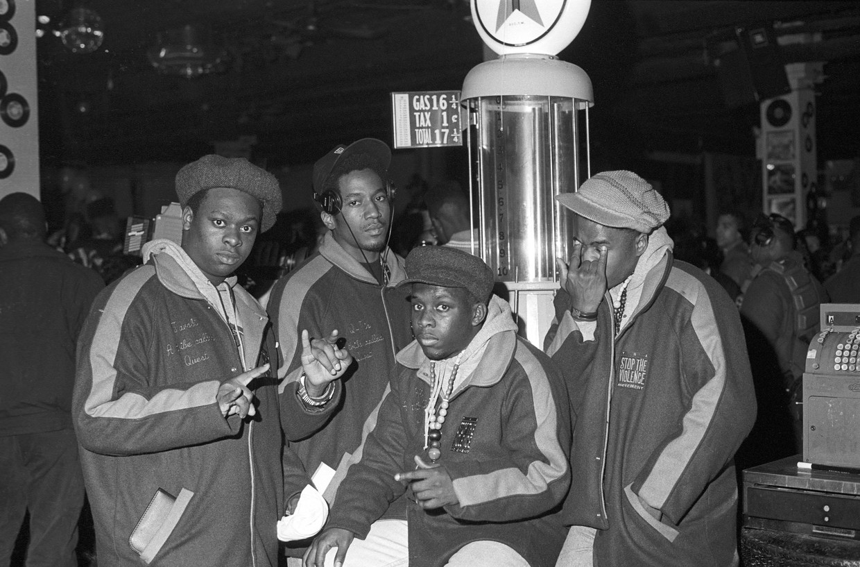 Vanaf links: Jarobi White, Q-Tip, Phife Dawg en Ali Shaheed Muhammad van hiphopgroep A Tribe Called Quest poseren op 4 april 1990 in New York.  Beeld Getty Images