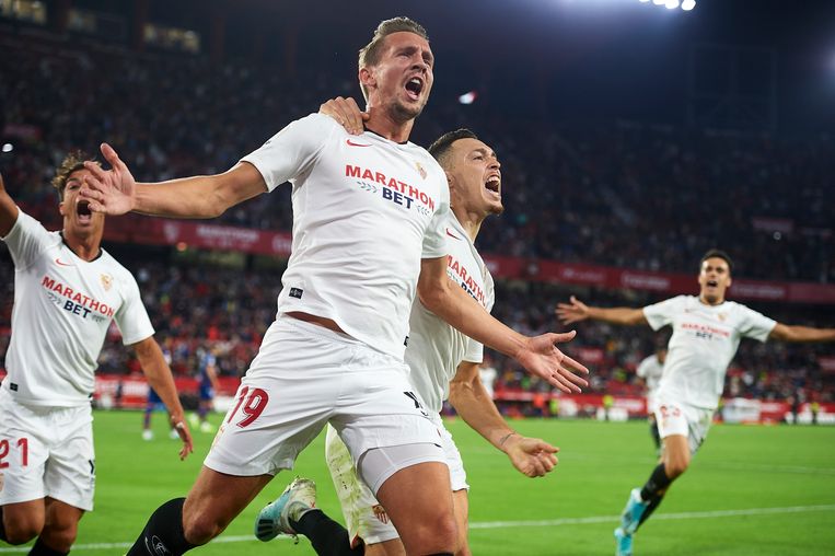 Luuk de Jong scoort hier nog voor Sevilla , maar werd op de valreep verhuurd aan Barcelona. Beeld Getty Images