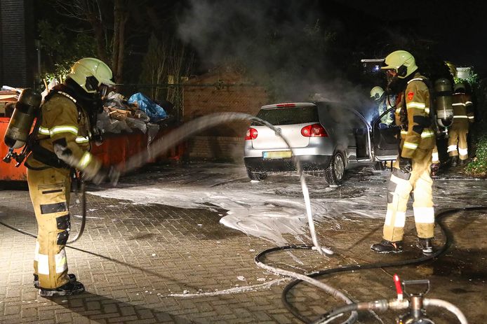 Brandweer blust de Volkswagen Golf in Berghem.
