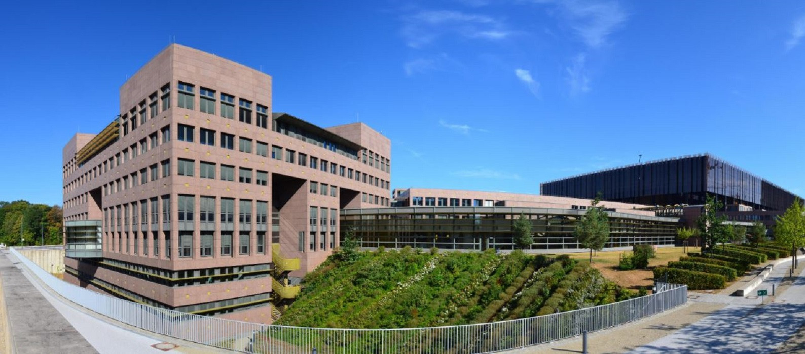 Hof legt bom onder Nederland als