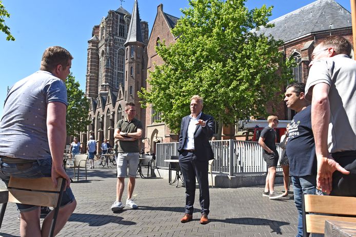 Burgemeester Buijs gaat in discussie met horeca-ondernemers op de Oosterhoutse Markt.