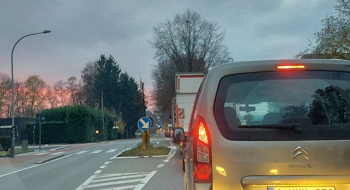 Door de controleactie was het in beide richtingen lang aanschuiven voor de brug van Mol-Donk.
