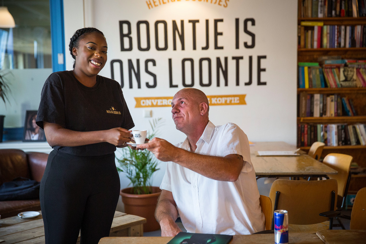 Welzijnswerker Rodney van den Hengel: 'We willen niet dat ze hier hun levensverhaal gaan tetteren'. Beeld Arie Kievit