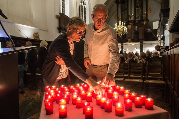 Zo'n tweehonderd nazaten van Poolse bevrijders steken een kaarsje aan.
