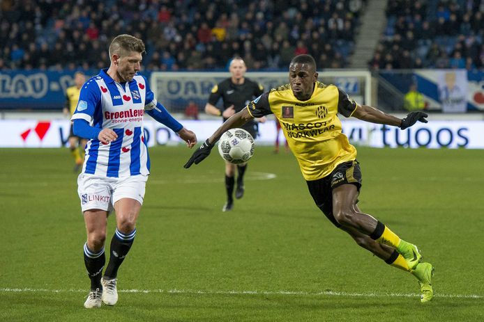 Stijn Schaars en Maecky Fred Ngombo (r) in duel met elkaar.