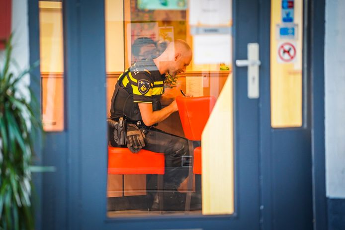 Overval op cafetaria Nicky, de politie doet onderzoek.