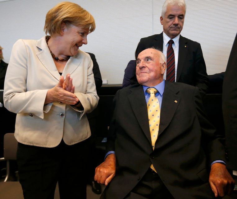 Angela Merkel en Helmut Kohl tijdens een partijbijeenkomst van CDU/CSU in Berlijn, september 2012. Beeld reuters