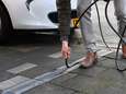Wat nu? Koop je een elektrische auto, mag je hem niet opladen: kabels mogen niet op de stoep in Enschede