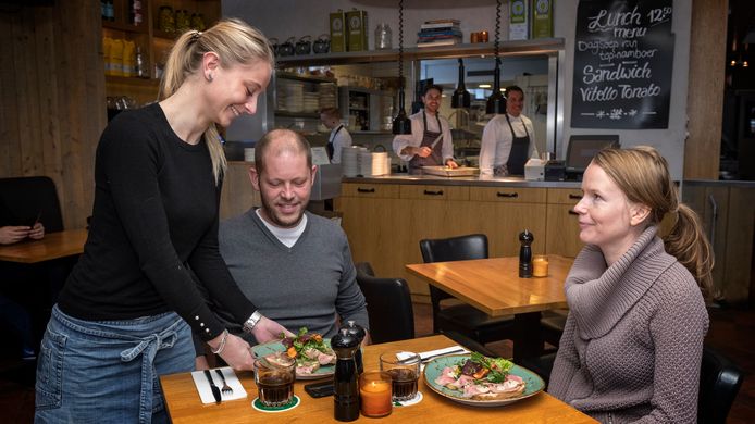 Frank Hogenboom, projectleider van een bouwbedrijf en makelaar Samantha van Breugel hebben een werklunch bij s’Anders in Vinkeveen.