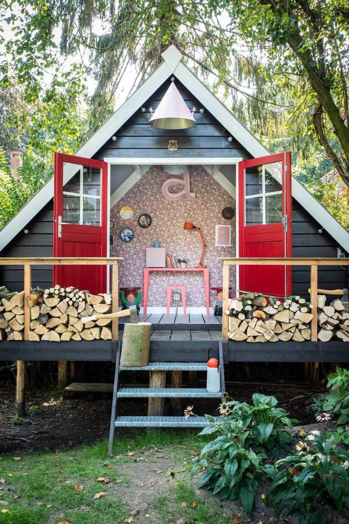 De tuin van Casper Boot is verrijkt met dit A-frame-huisje.
