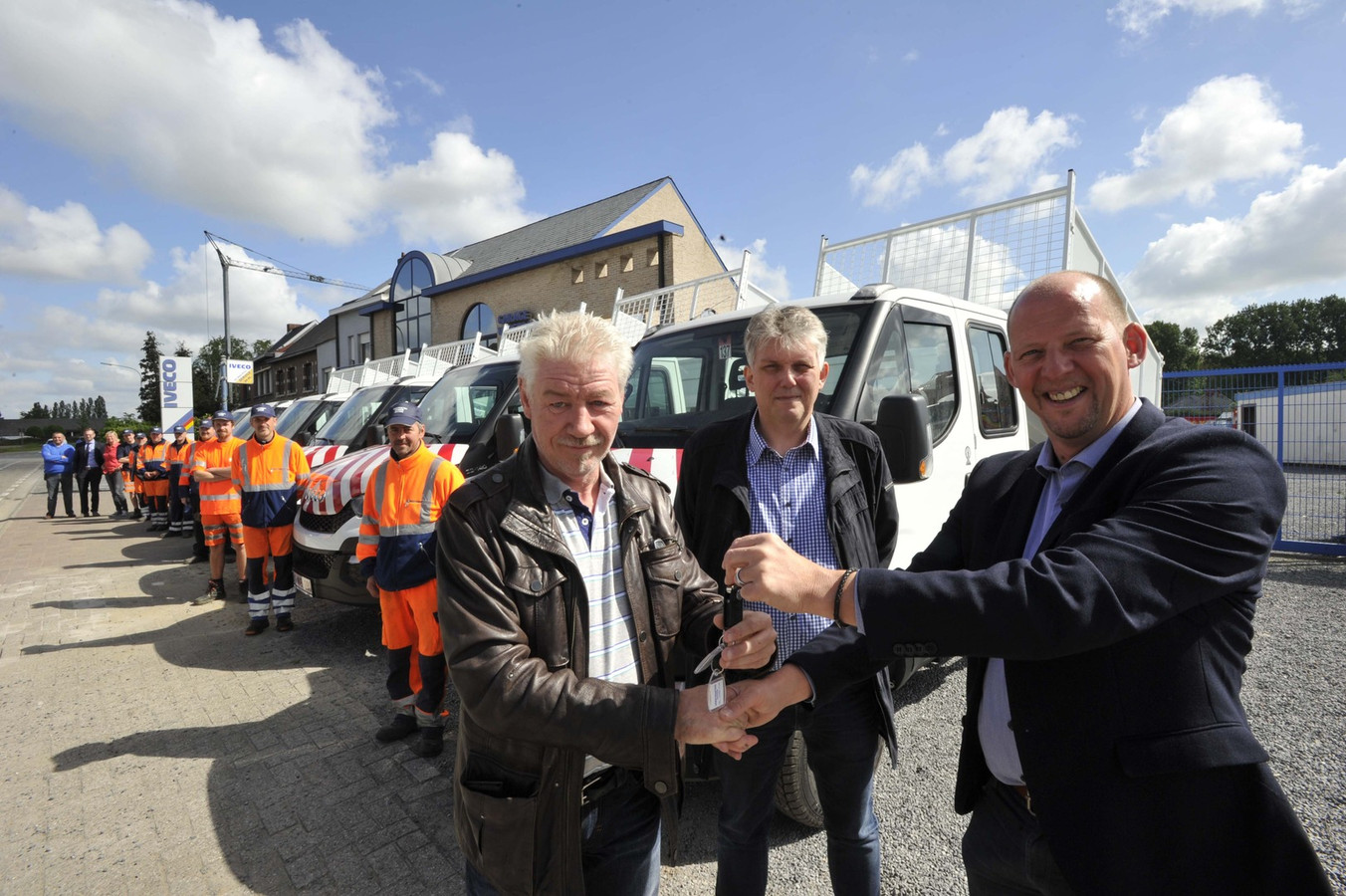 Schepen Rony Debeerst (l.) krijgt de sleutels van de zes bestelwagens op aardgas van Iveco-sales manager Hans Goethals.