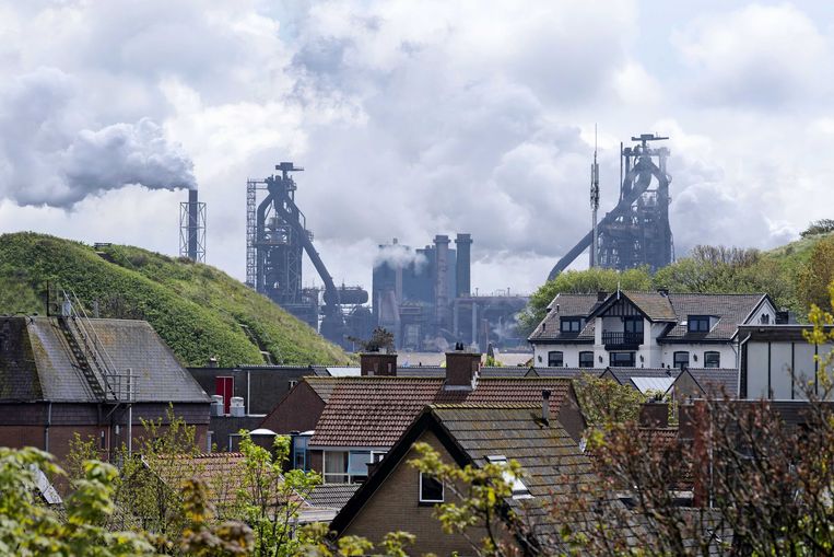 Wijk aan Zee met de staalfabriek van Tata Steel op de achtergrond. Beeld ANP