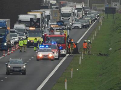 Wagen gaat over middenberm op E40 tussen Jabbeke en Gistel: bestuurder zwaargewond afgevoerd