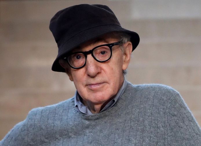 In zijn autobiografie Apropos Of Nothing laat Woody Allen zich behoorlijk negatief uit over ex-vrouw Mia Farrow. Hij beweert in het boek onder meer dat zij verschillende kinderen die ze adopteerde om onduidelijke redenen terugstuurde.