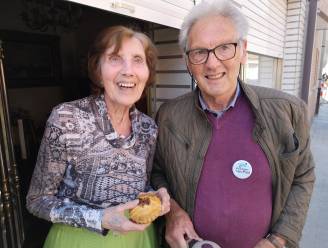 Vrijwilligers bezoeken 65-plussers in maand van verjaardag: “Niet enkel om felicitaties over te brengen, maar ook om te peilen naar het algemeen welbevinden”