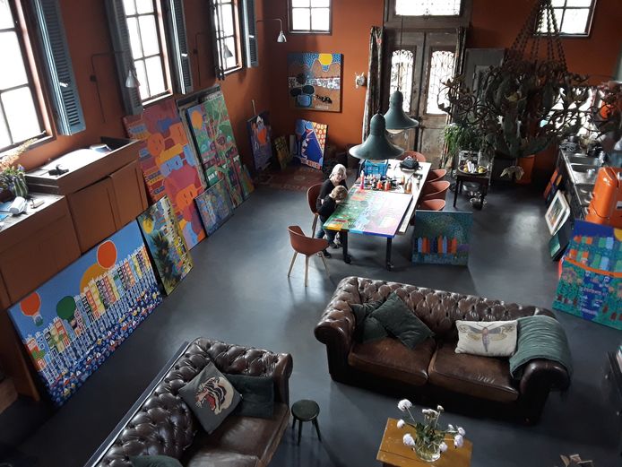 In de de oude brouwerij wordt Annie omringd door haar kunst. Via de 'Route Annabelle'exposeert zij haar schilderstukken buiten de deur.