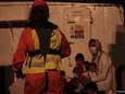 Reddingsschip pikt 133 Libische vluchtelingen op uit overvolle bootjes in Middellandse Zee
