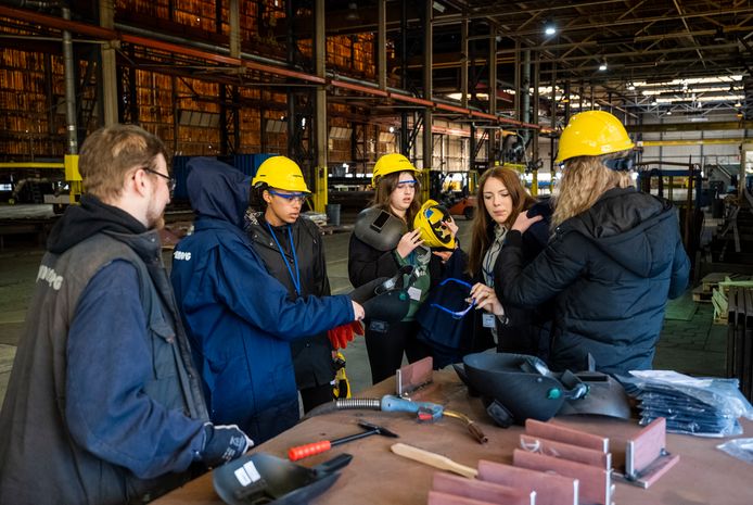 Tijdens Girl's Day bezoeken meisjes technische bedrijven, zoals de leerlingen van vmbo-school bij Shipyard in Capelle aan den IJssel.