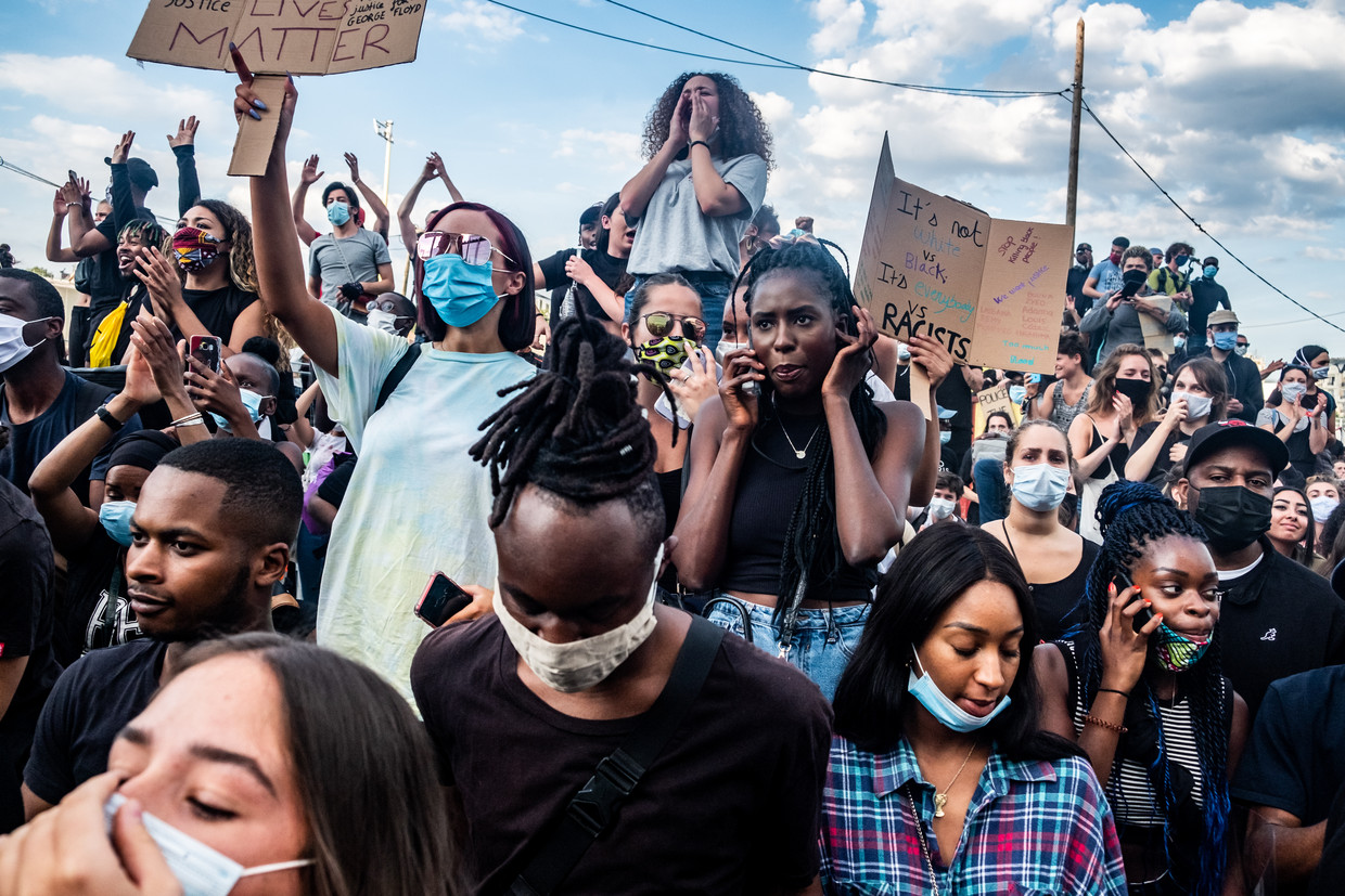 Op 3 juni demonstreerden duizenden mensen tegen racisme en politiegeweld in de straten van Parijs, hoewel de demonstratie vanwege coronamaatregelen was verboden. Beeld Joris Van Gennip