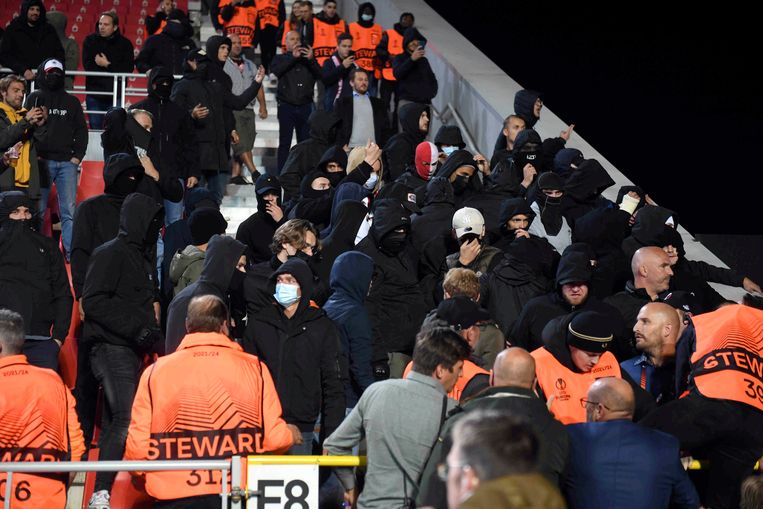 Na de 0-1 waren er ook ongeregeldheden op de hoofdtribune op de Bosuil. Beeld Photo News