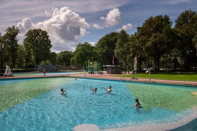 Zwembaden kijken reikhalzend uit naar beter weer: ‘Mensen komen pas massaal bij 25 graden of meer’