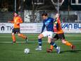 Aanvoerder Jasper Lalisang (l) van Mierlo-Hout in duel met NWC'er Douwe Hurkmans bij de competitiewedstrijd op 20 maart 2022 in Helmond. De uitslag was 1-1. Zondag treffen beide ploegen elkaar weer op sportpark De Beemd.