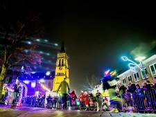 In het donker door verlicht Oud Gastel lopen tijdens de cultuurmaand