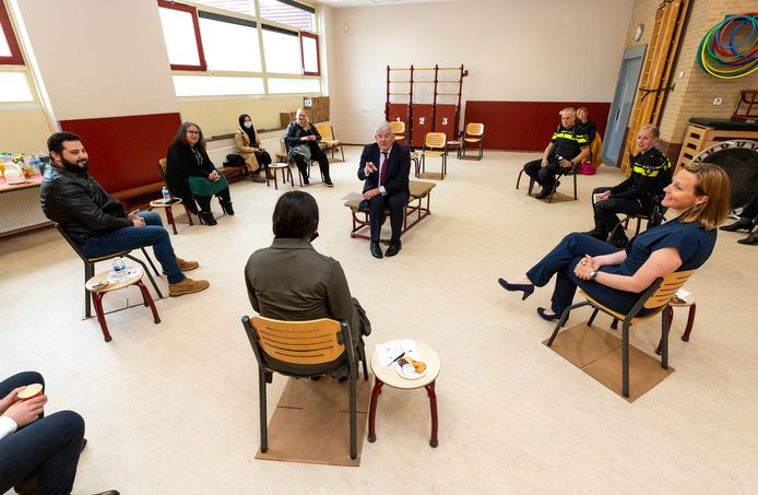 Burgemeester Jan van Zanen woensdag in gesprek met bewoners, een schooldirecteur, jongerenwerker, docent en wijkagenten over de situatie in Den Haag Zuidwest, nadat hij het dringende beroep heeft gedaan voor extra miljoenen.