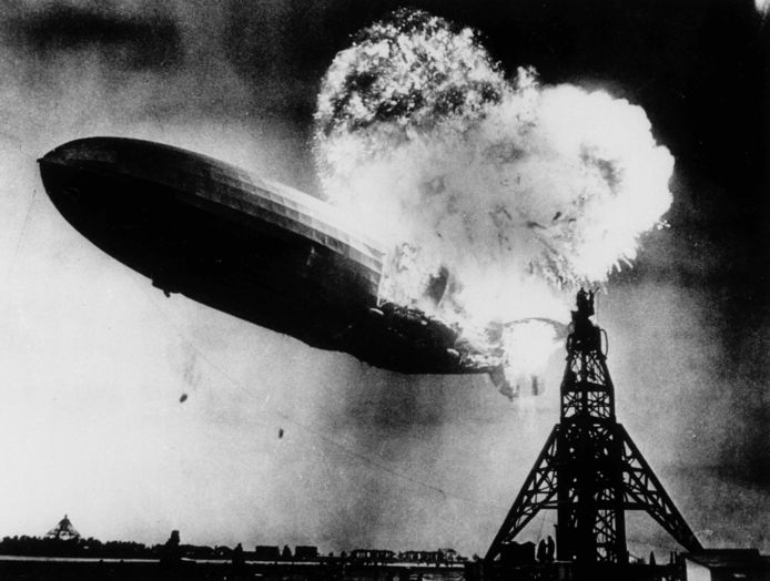 Op 6 mei 1937 ontploft de Hindenburg boven de Amerikaanse basis van Lakehurst.