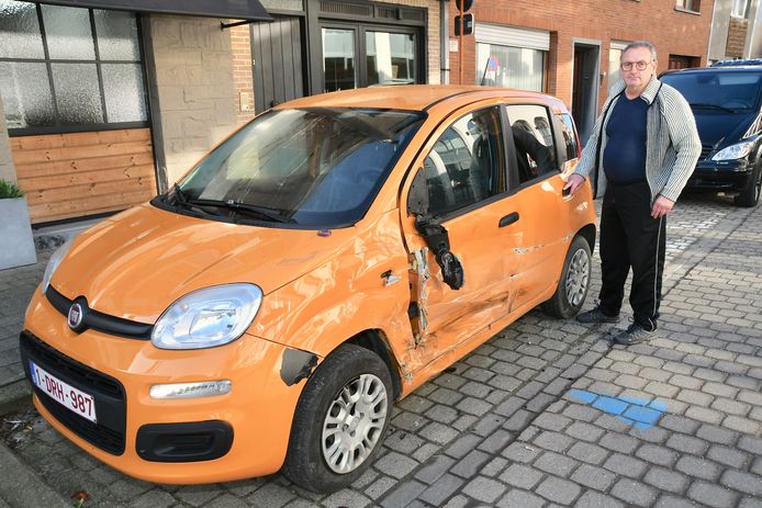 Na het nachtelijk ongeval op het kruispunt van de Stationsstraat, de Kruisstraat en de Nederweg in Izegem: Philippe Rommens (62) bij z'n vernielde wagentje.