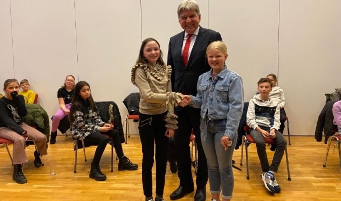 De net benoemde kinderburgemeester Emma Kohsiek ontvangt de felicitatie van haar voorgangster Lisa van Garderen.