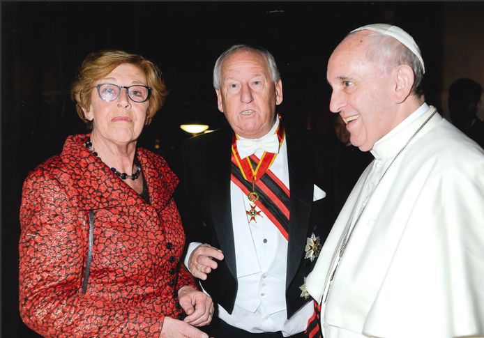 Klasien en Gerard van den Tweel bij Paus Franciscus, Pasen 2018. Gerard werd onderscheiden, onder meer als sponsor van de bloemenhulde.