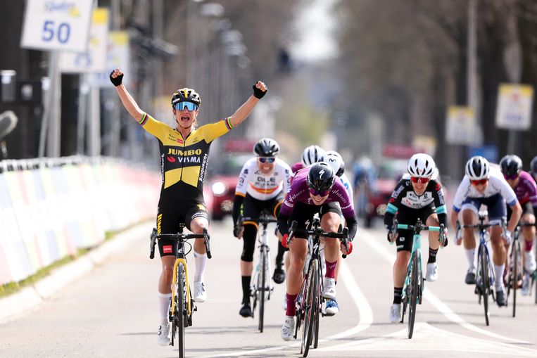 Marianne Vos viert haar overwinning tijdens de Amstel Gold Race Ladies Edition. Beeld ANP
