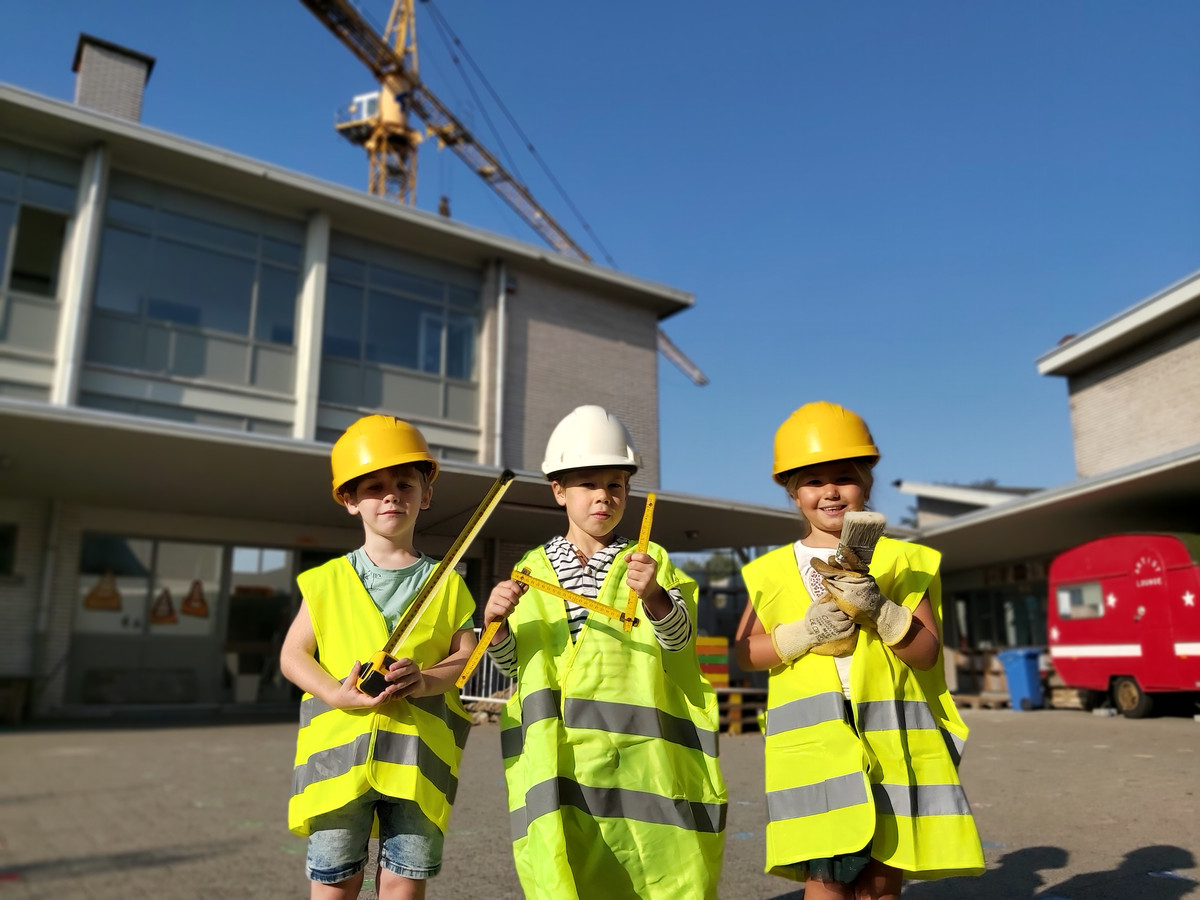 Kinderen van Het Klaverbos wanen zich bouwvakkertjes op eerste ...