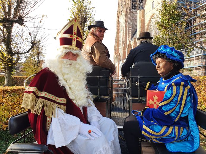 Sinterklaas en zijn hoofdpiet namen op de koets plaats en reden zo door het centrum van Hoogstraten.