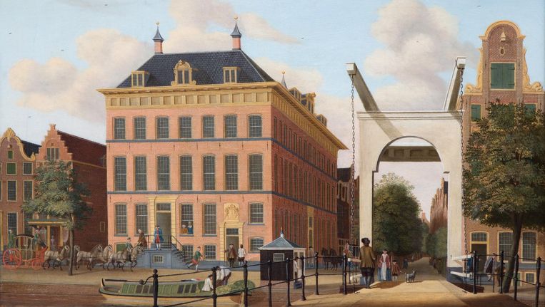 In dit pand, op de hoek van Rusland en Kloveniersburgwal, zat Het Wapen van Amsterdam Beeld Schilderij van Jan Spaan, 1767