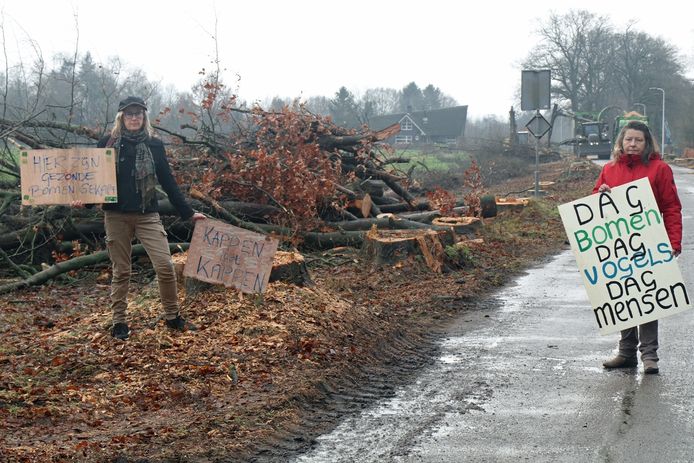 Frederique Hijink (rechts) grijpt met Cathe Navis de kap aan voor een protestactie.