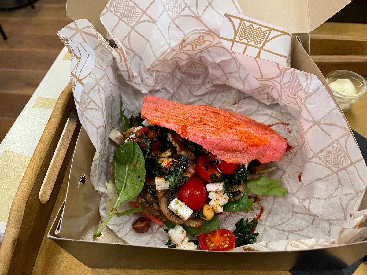 Ga eens voor een roze vegankebab met spinazie nieuwe horecazaak in