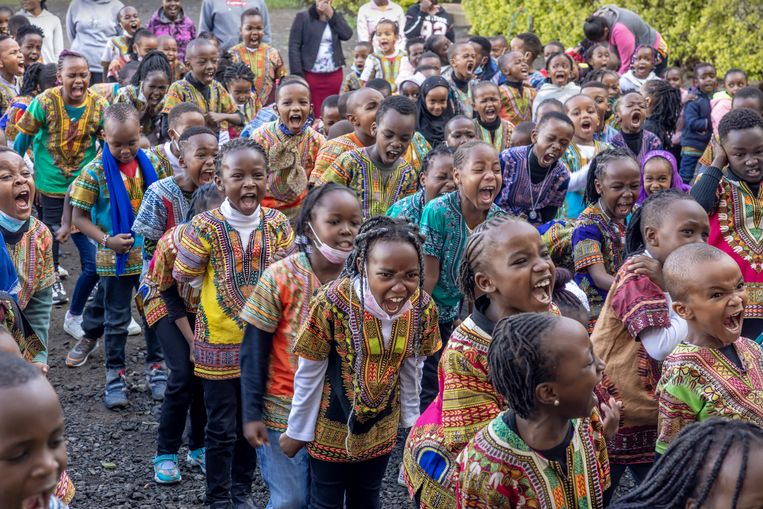 Leerlingen van de Children in Freedom School in Nakuru schreeuwen het uit: 'Whoa!' Beeld Sven Torfinn / de Volkskrant