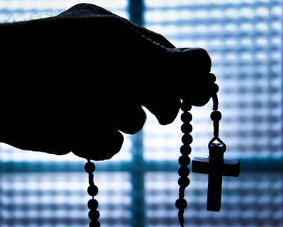 Neuf plaintes pour agression sexuelle contre un prêtre