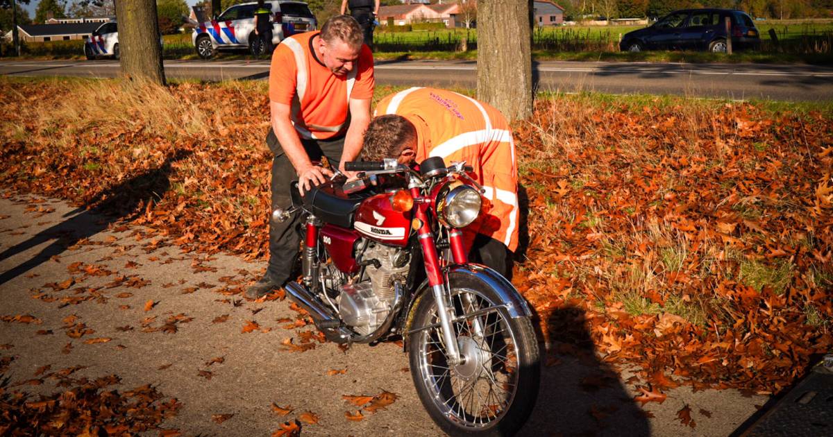 Man op oldtimermotor krijgt klapband, botst tegen auto en paaltje en raakt gewond bij val in Elsendo