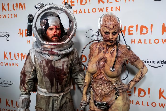 Tom Kaulitz (links) en Heidi Klum (rechts) toonden trots hun Halloweenkostuums.