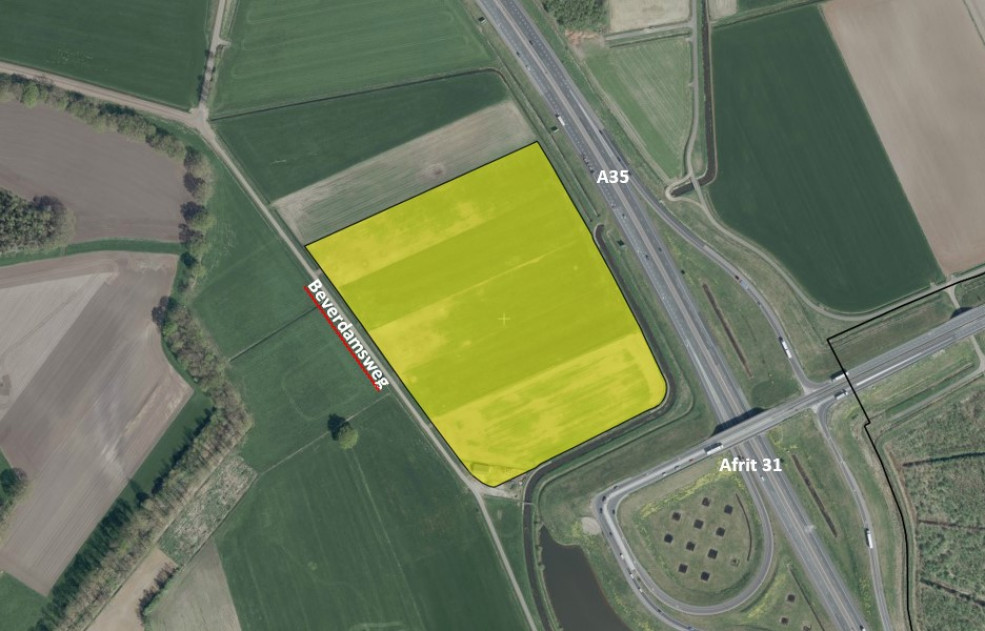 Op de gearceerde plek langs de A35 bij Wierden komt het zonnepark de Wierdensche Aa.